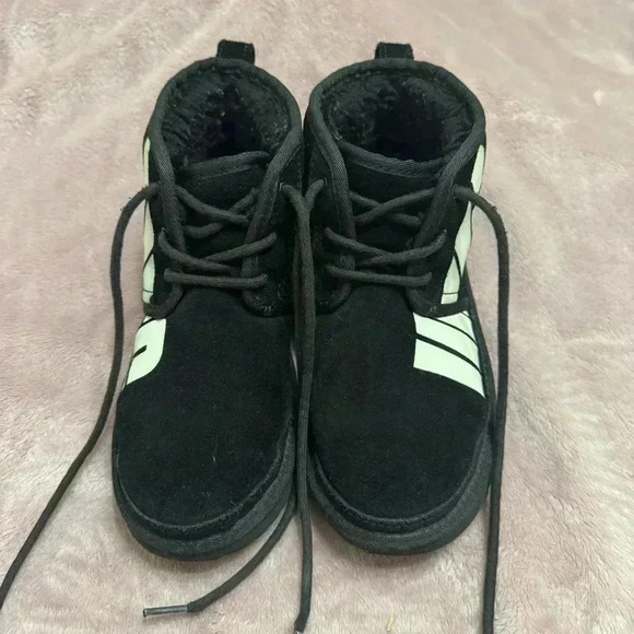 UGG Kid’s Neumel Chopd Classic Lace Up Suede Boot in Black - Big Kids 4 - Picture 4 of 16